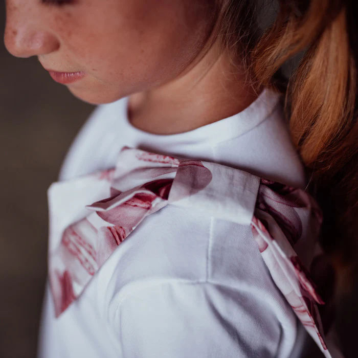 T-SHIRT CON FIOCCO STAMPA MACARONES