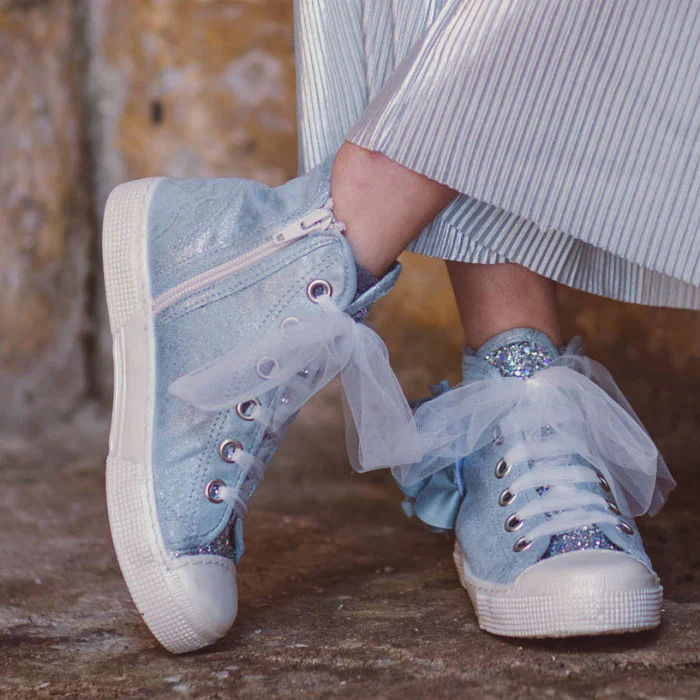 SNEAKER WITH FLOWER APPLICATION