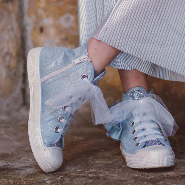 SNEAKER WITH FLOWER APPLICATION