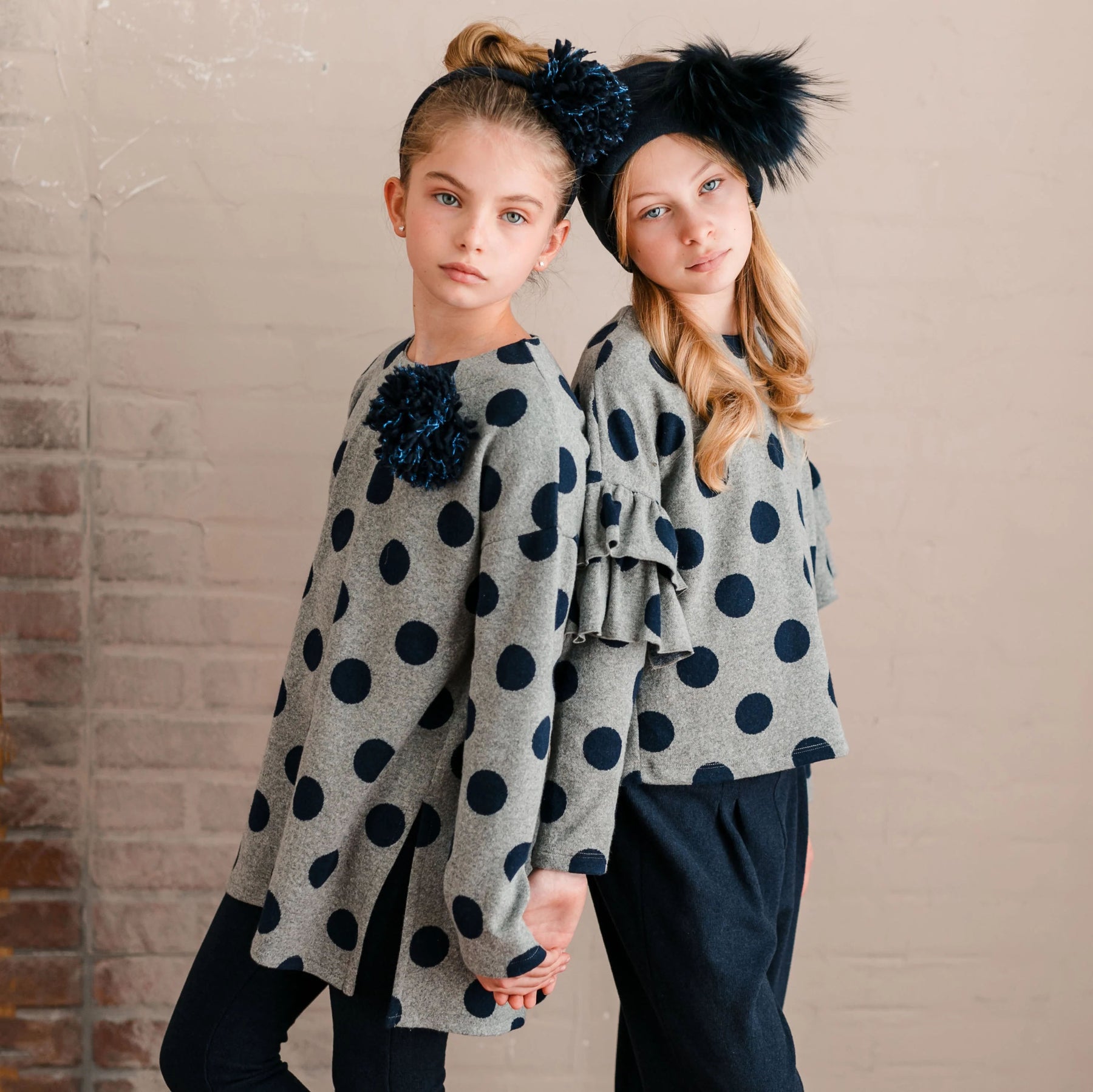 MAGLIA FANTASIA A POIS CON POMPON