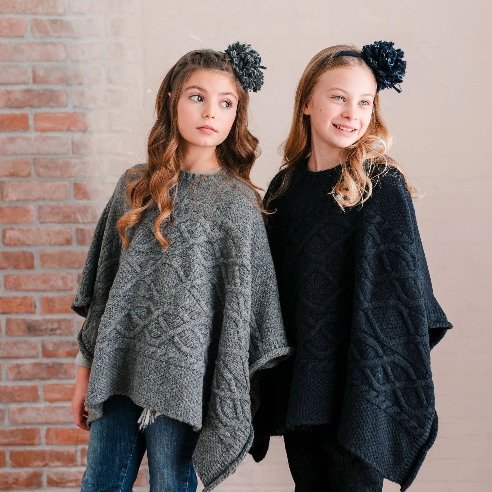 PONCHO IN MAGLIA FANTASIA A TRECCE