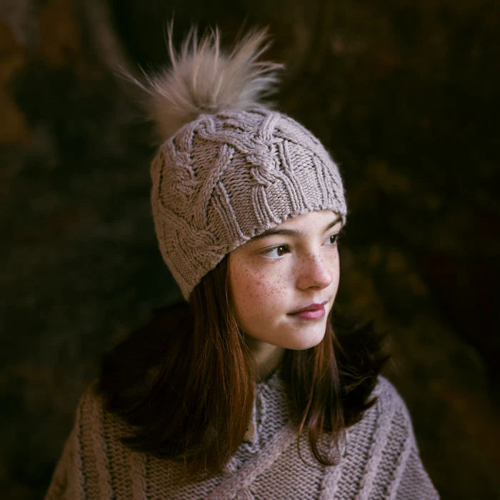 CAPPELLO IN MAGLIA CON MAXI POMPON