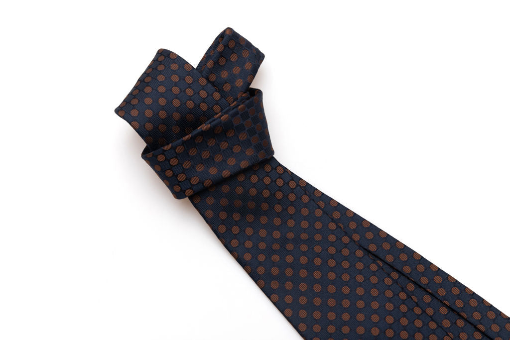 Cravatta blu con pois marrone in pura seta