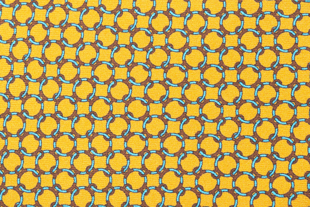 Cravatta giallo ocra con fantasia geometrica 100% seta