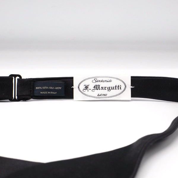 Black bow tie to tie