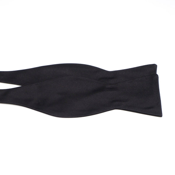 Black bow tie to tie