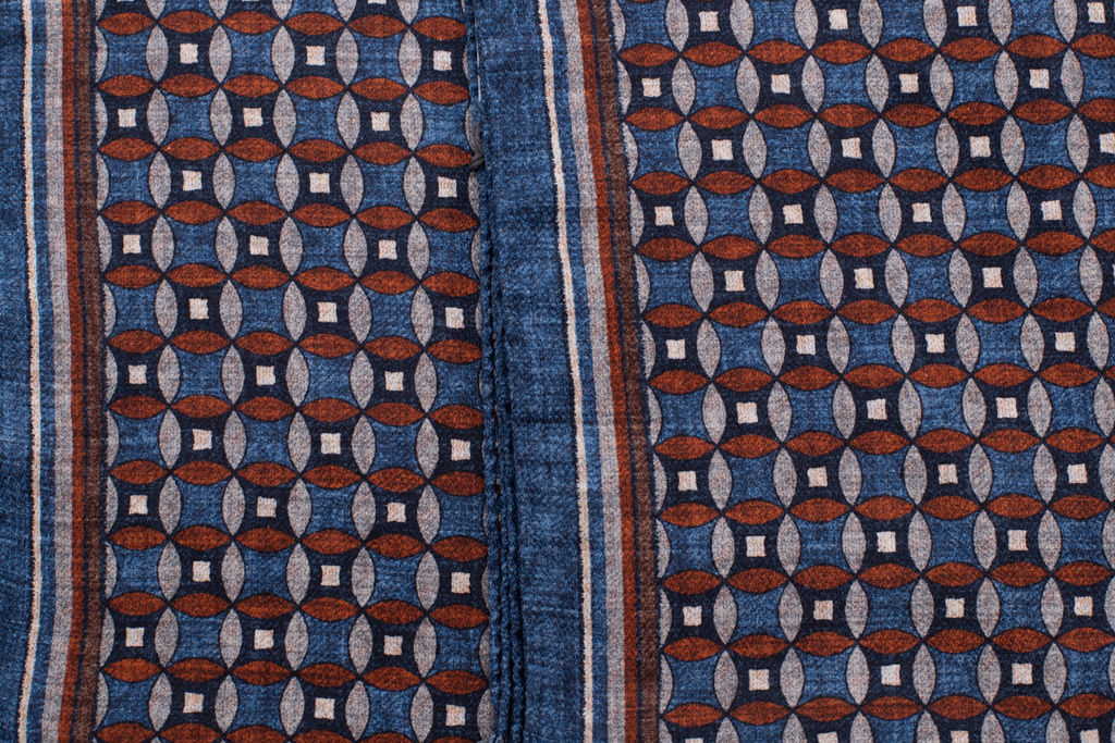 Sciarpa blu geometrica in pura seta
