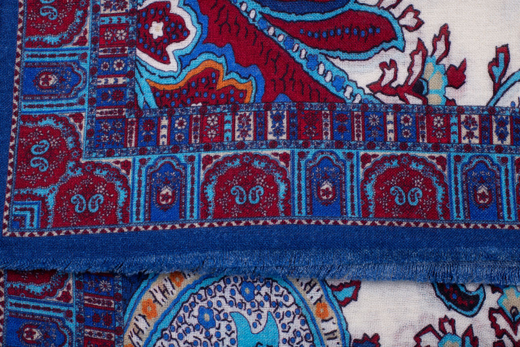 Blue scarf with pure wool pattern