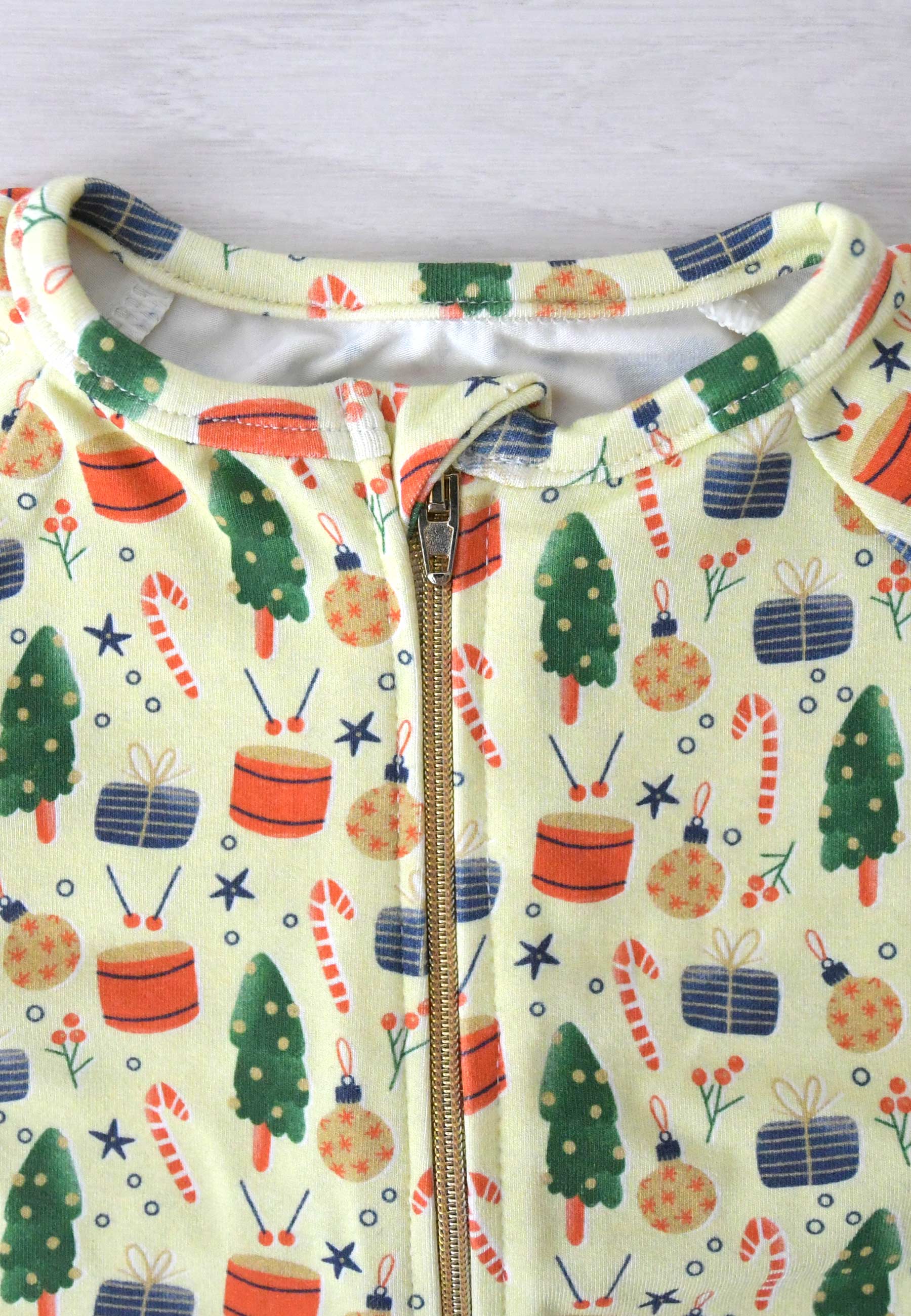 Tutina con zip in bambù - Mattina di Natale - Palloncino blu