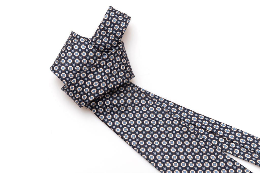 Cravatta blu con geometria bianca e celeste in pura seta