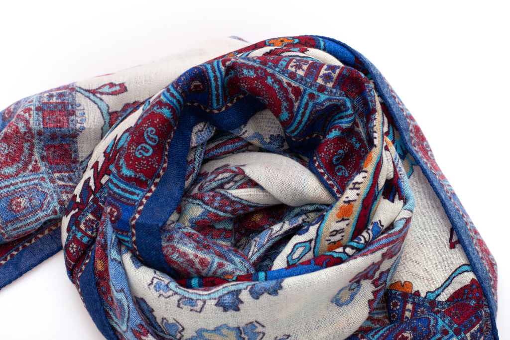 Blue scarf with pure wool pattern