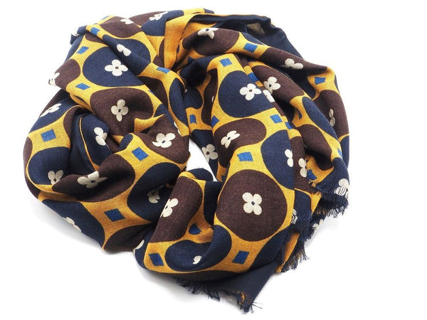 Double layer patterned scarf