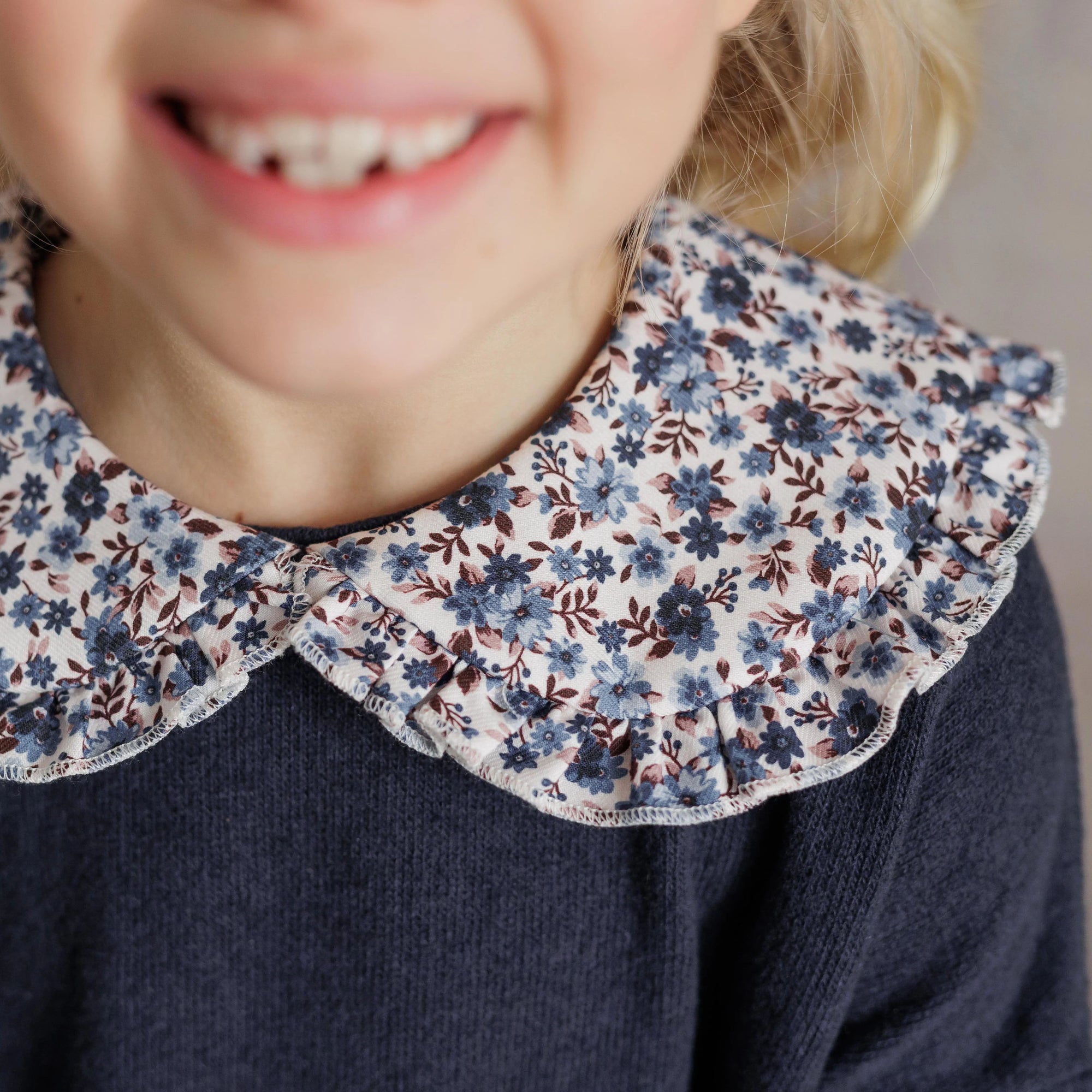 MAGLIA CON COLLETTO FIORELLINI