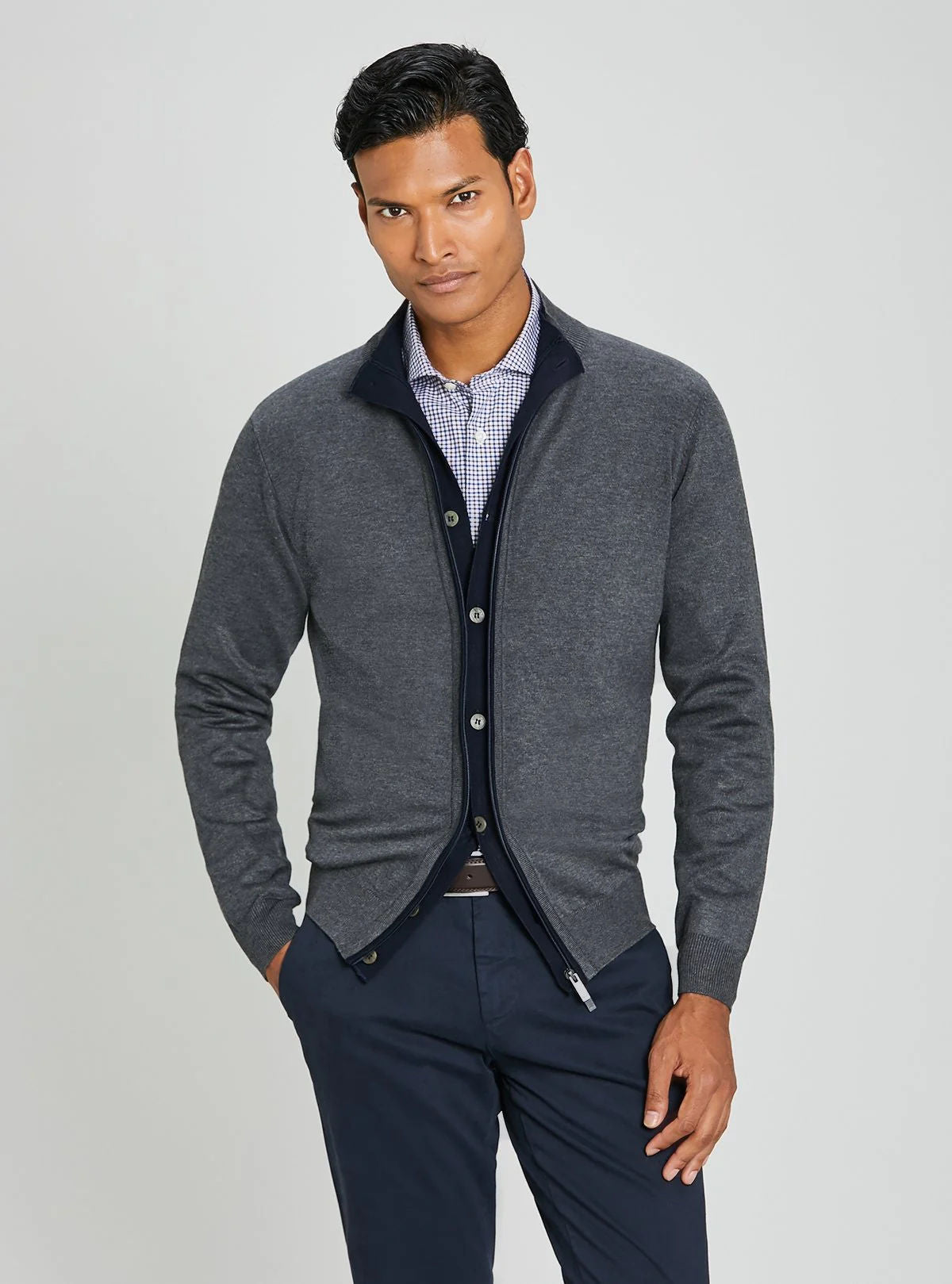 Cardigan con zip e bottoni.