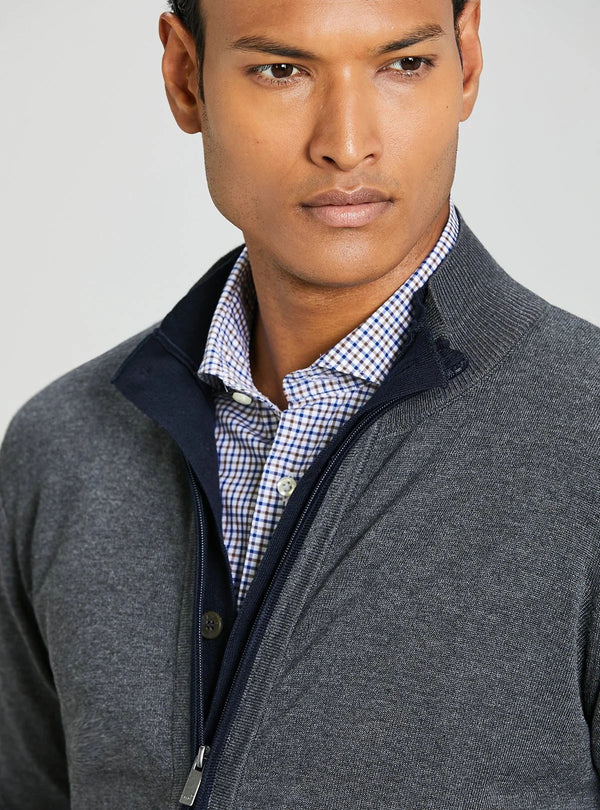 Cardigan con zip e bottoni.