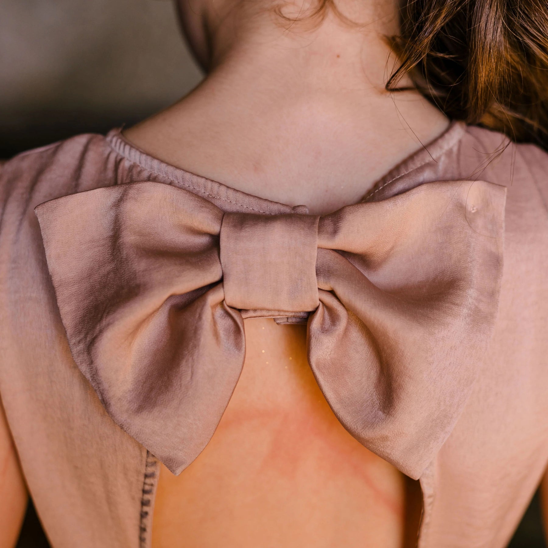 TOP MANO SETA CUT OUT E FIOCCO