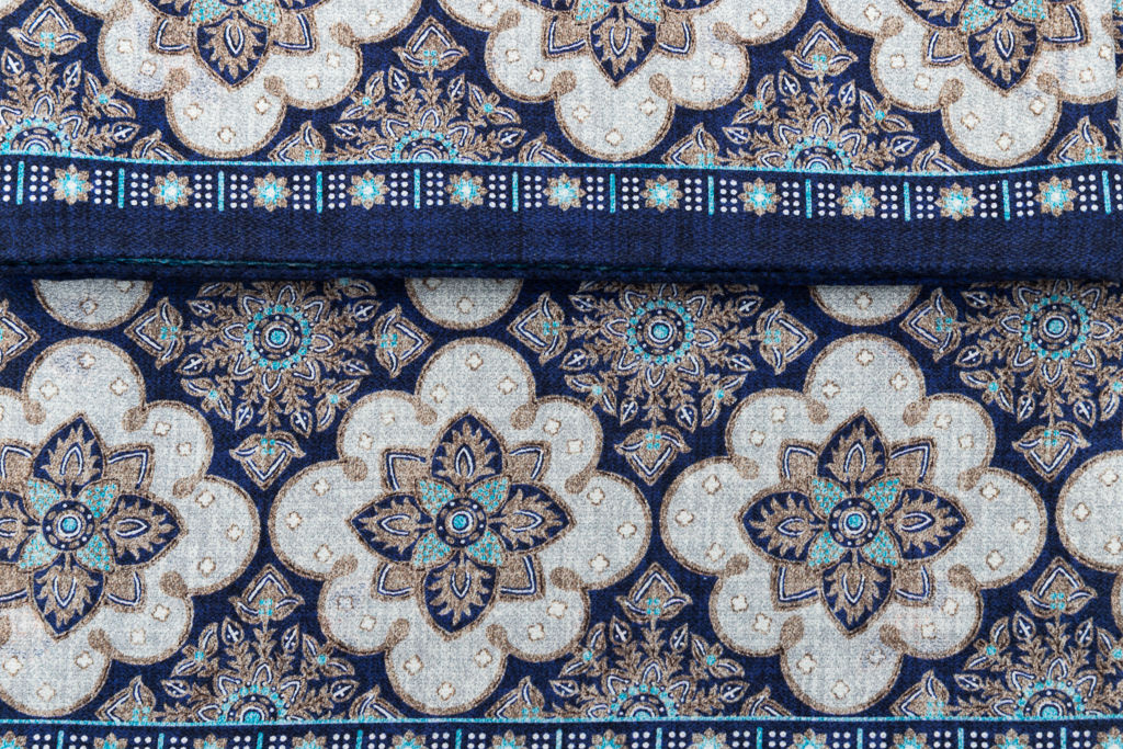 Double-face scarf with pure silk design