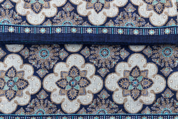 Double-face scarf with pure silk design
