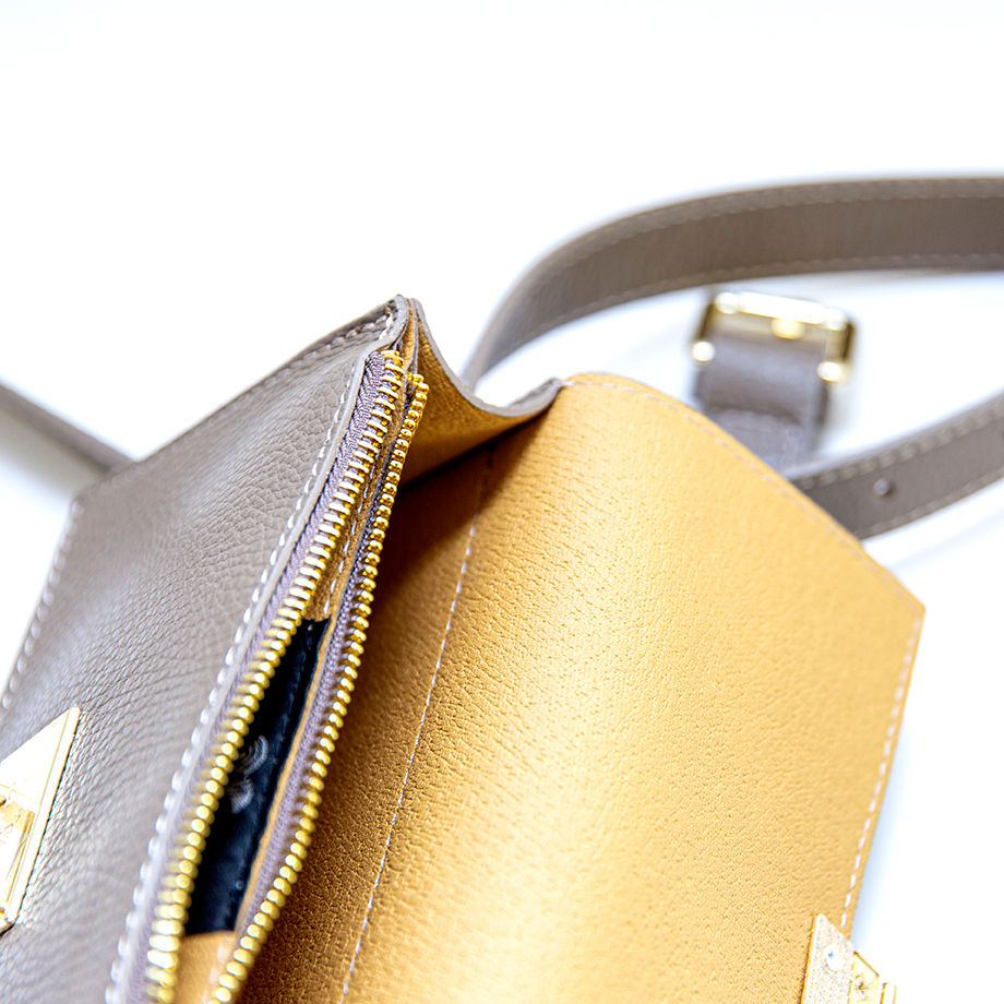 CAROL - marsupio taupe con chiusura oro