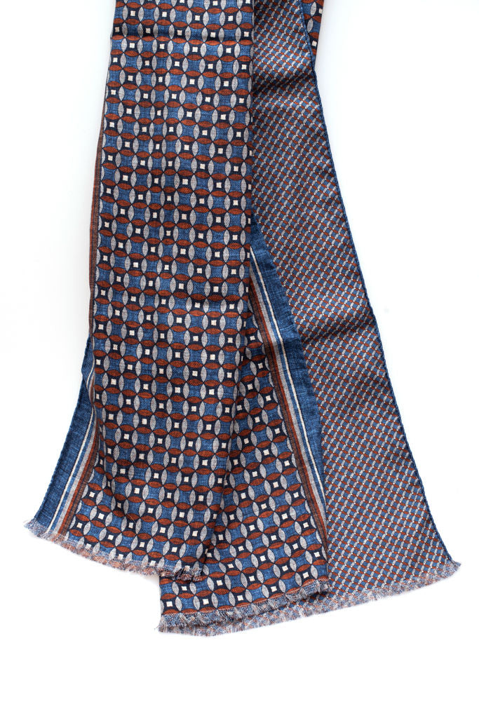 Sciarpa blu geometrica in pura seta