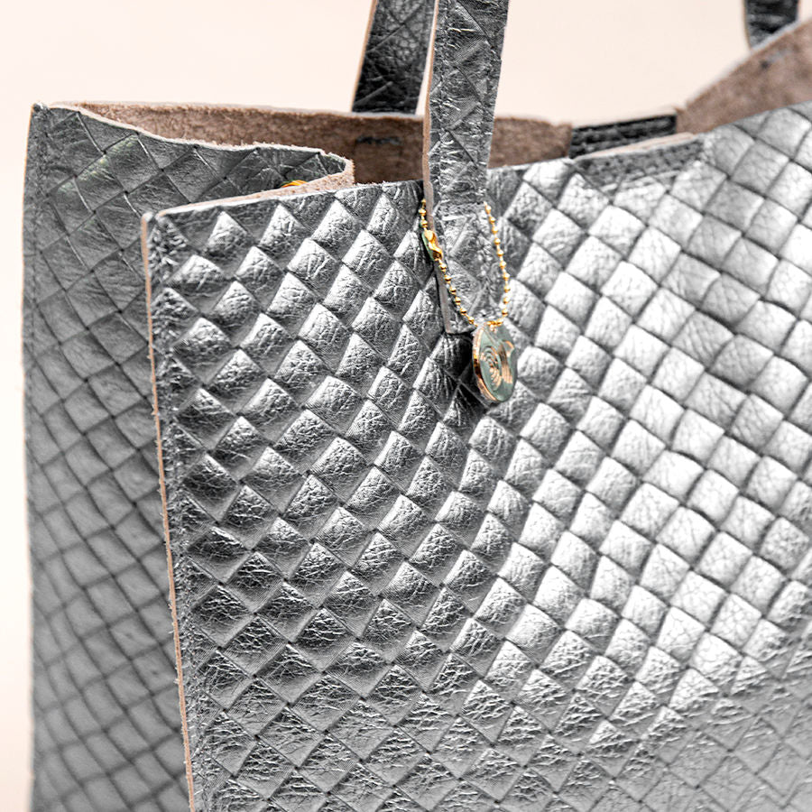 BALI BIG - Borsa in pelle laminata stampa intreccio silver