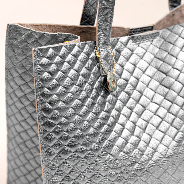 BALI BIG - Borsa in pelle laminata stampa intreccio silver