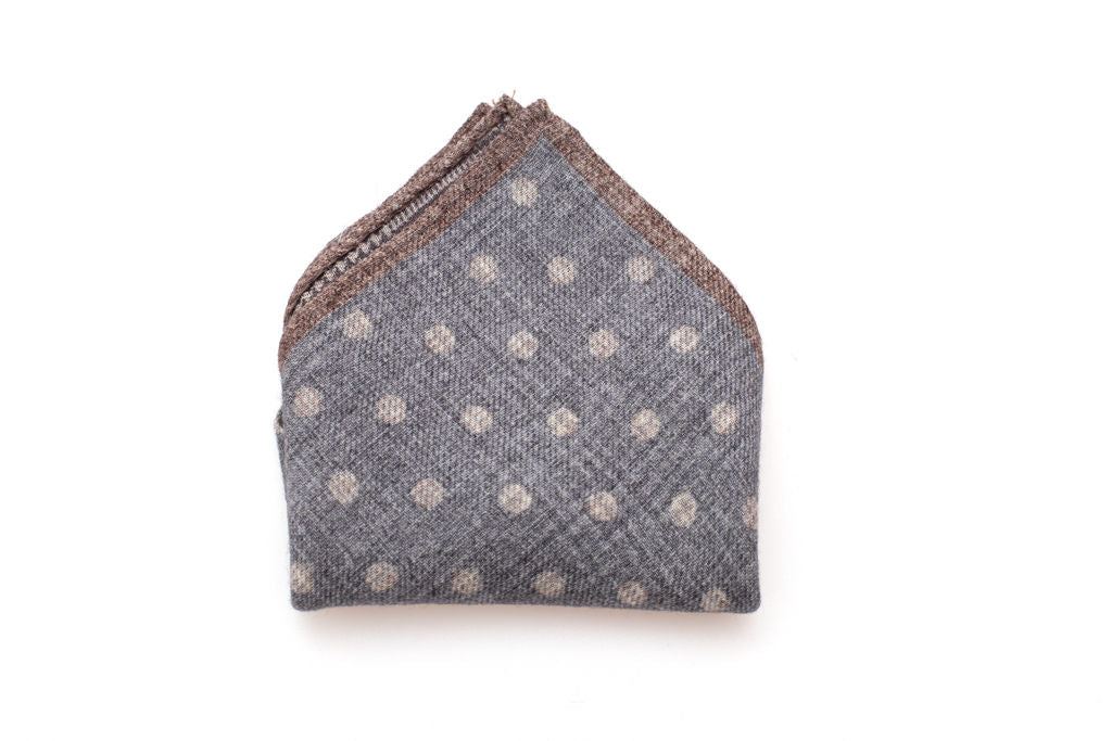 Pochette grigia a pois in pura lana