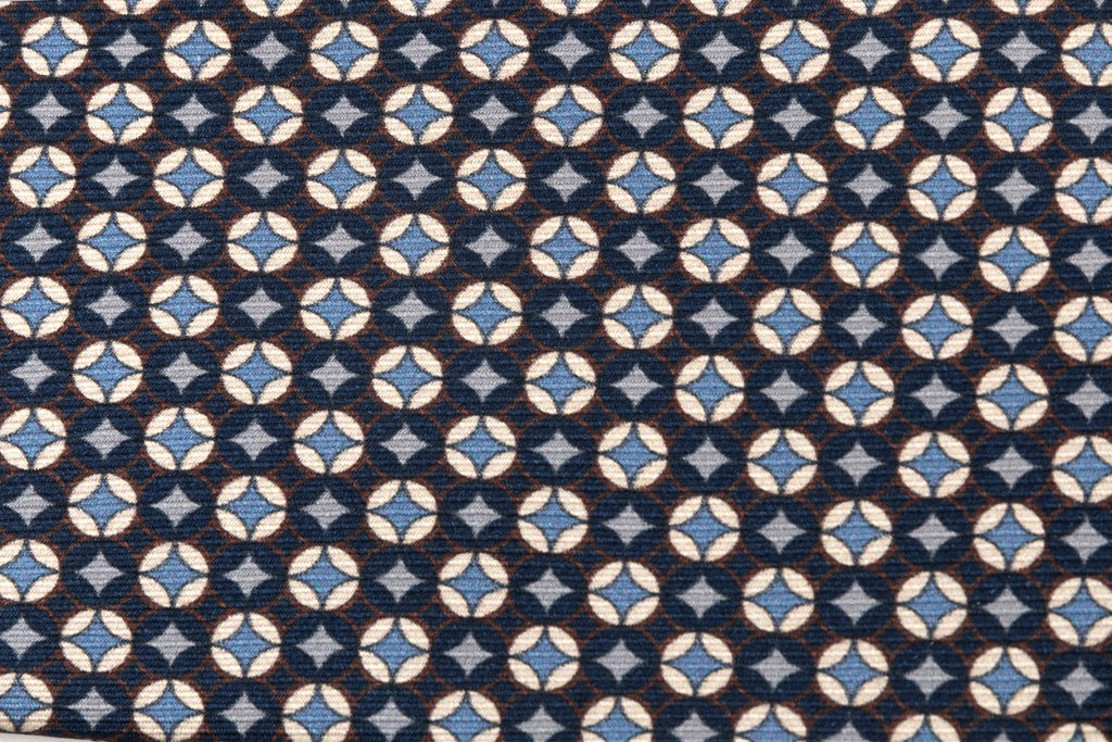 Cravatta blu con geometria bianca e celeste in pura seta