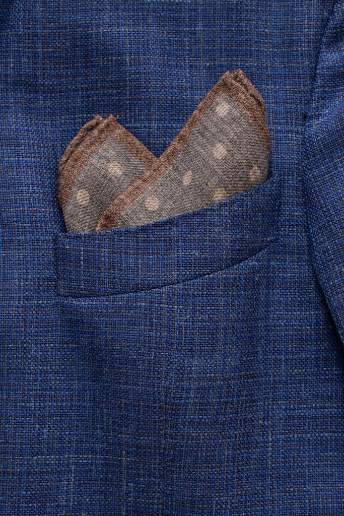 Pochette grigia a pois in pura lana