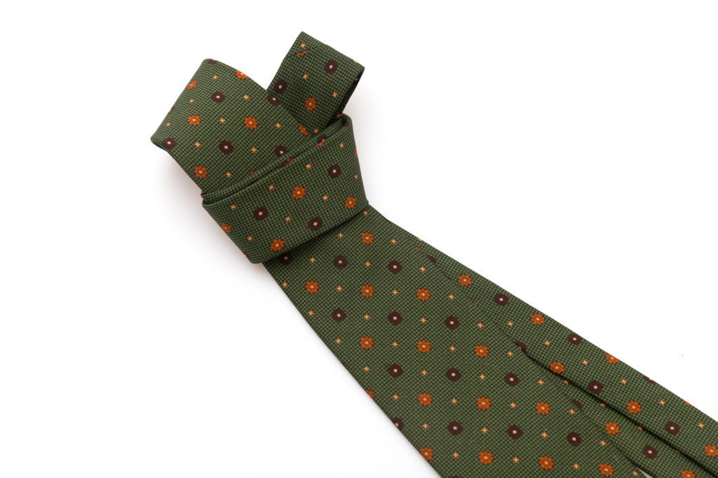 Cravatta verde con geometria in pura seta