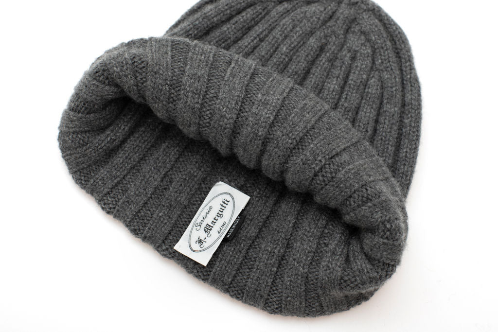 Berretto grigio scuro in puro cashmere