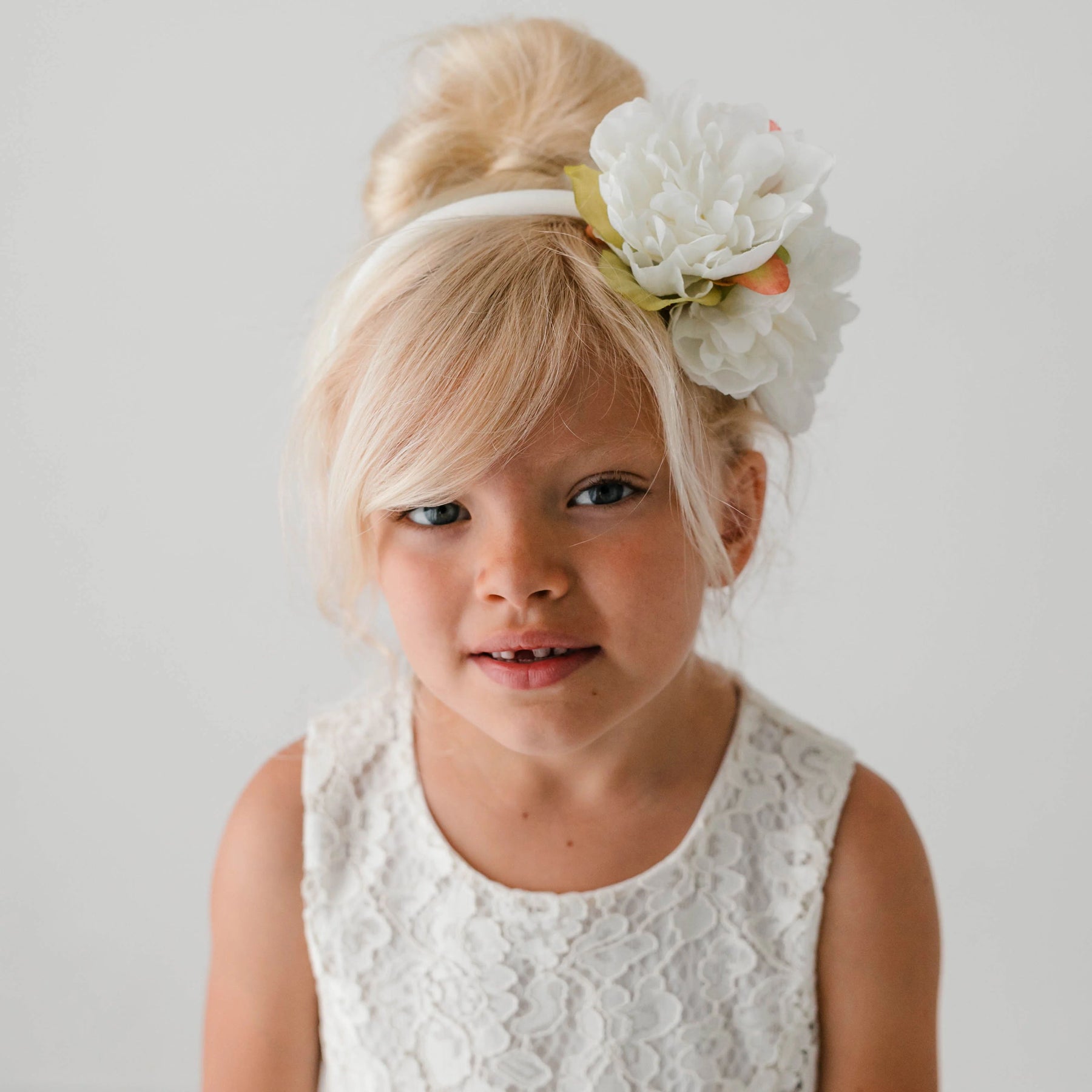 DOUBLE WHITE FLOWER HEADBAND