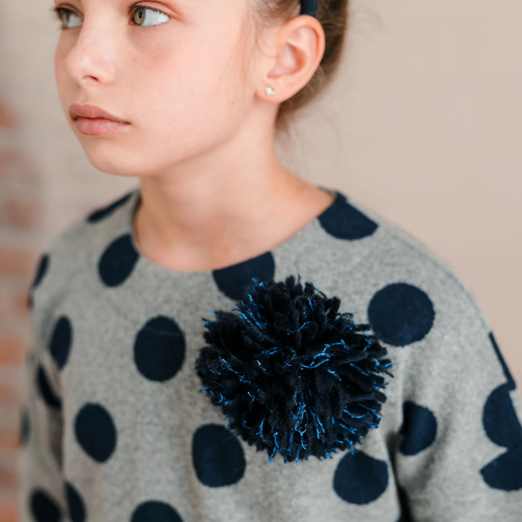 MAGLIA FANTASIA A POIS CON POMPON