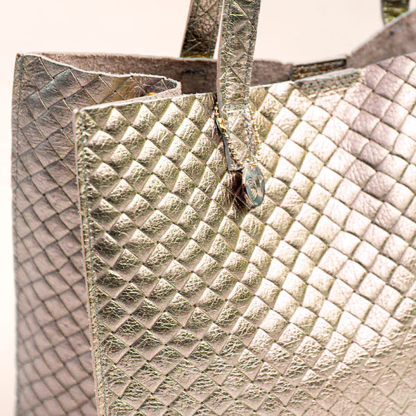 BALI BIG - Borsa in pelle laminata stampa intreccio oro