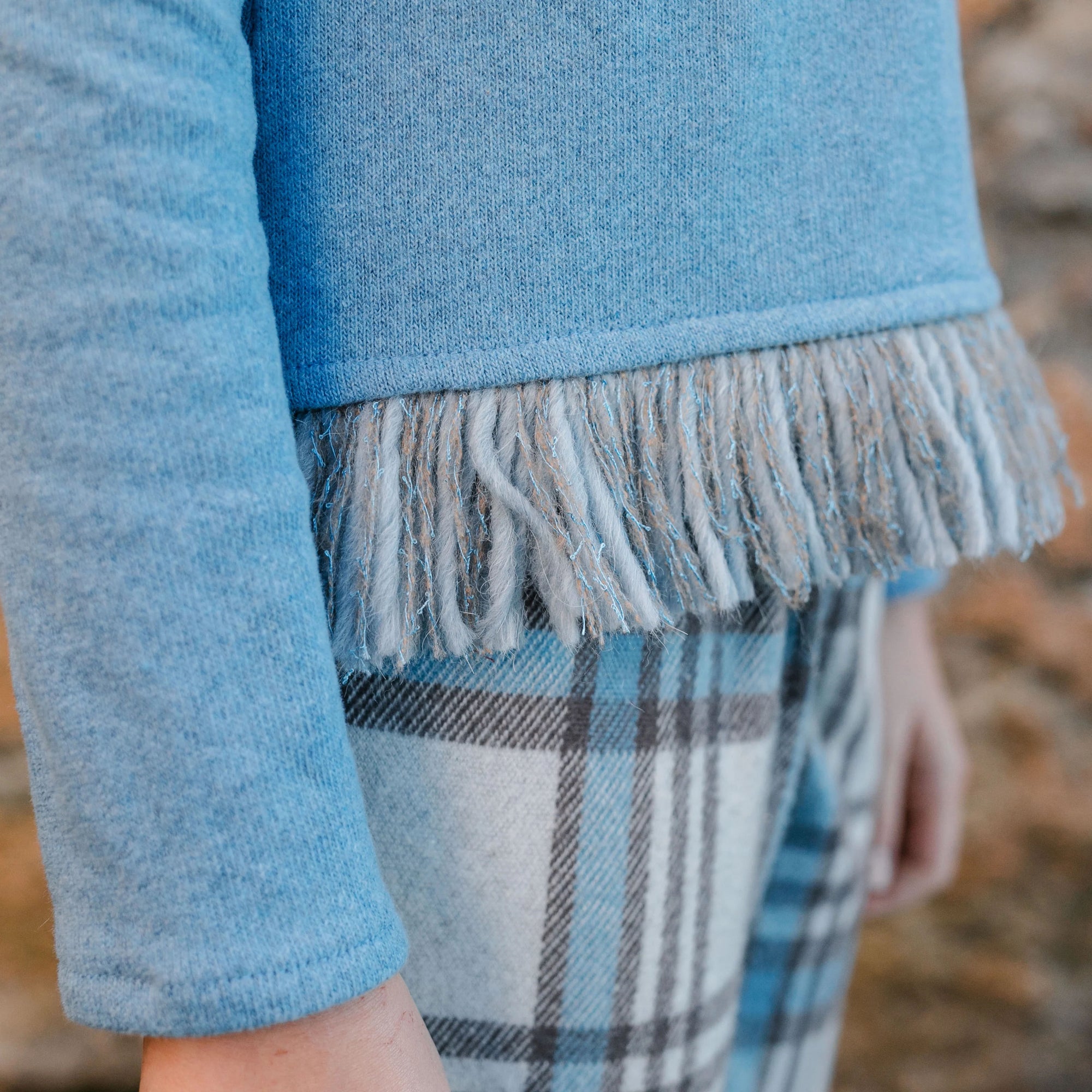 MAGLIA IN CALDO COTONE DETTAGLIO FRANGIA