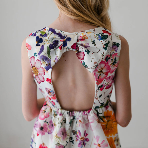 ABITO IN RASO CON CUT-OUT E FIOCCO