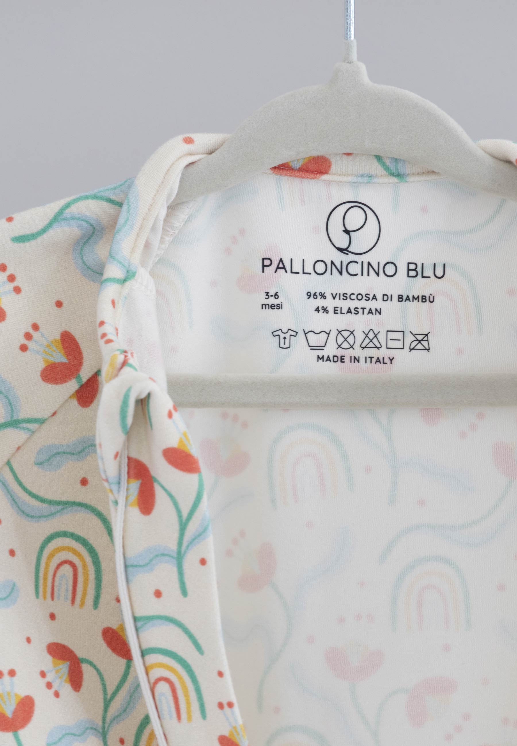 Tutina con zip in bambù - Fiori e arcobaleni - Palloncino blu