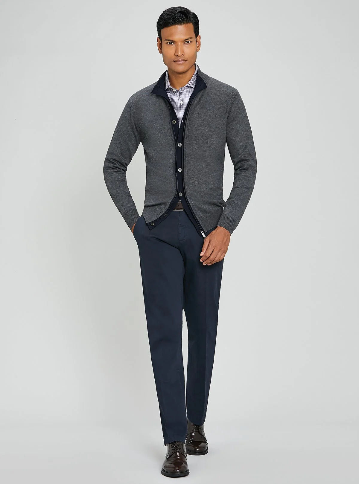 Cardigan con zip e bottoni.
