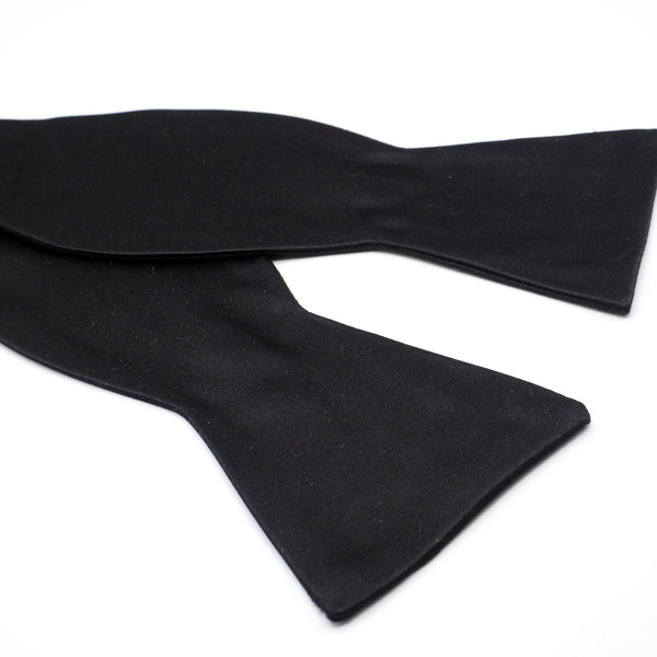 Black bow tie to tie