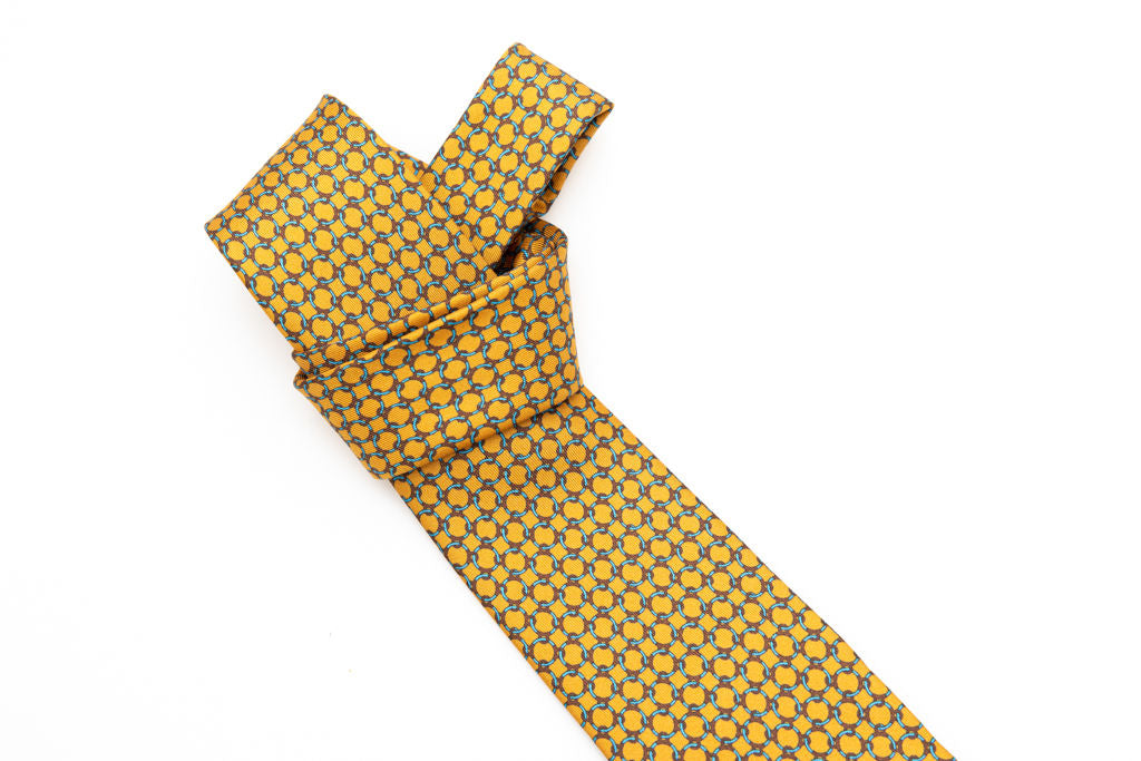 Cravatta giallo ocra con fantasia geometrica 100% seta