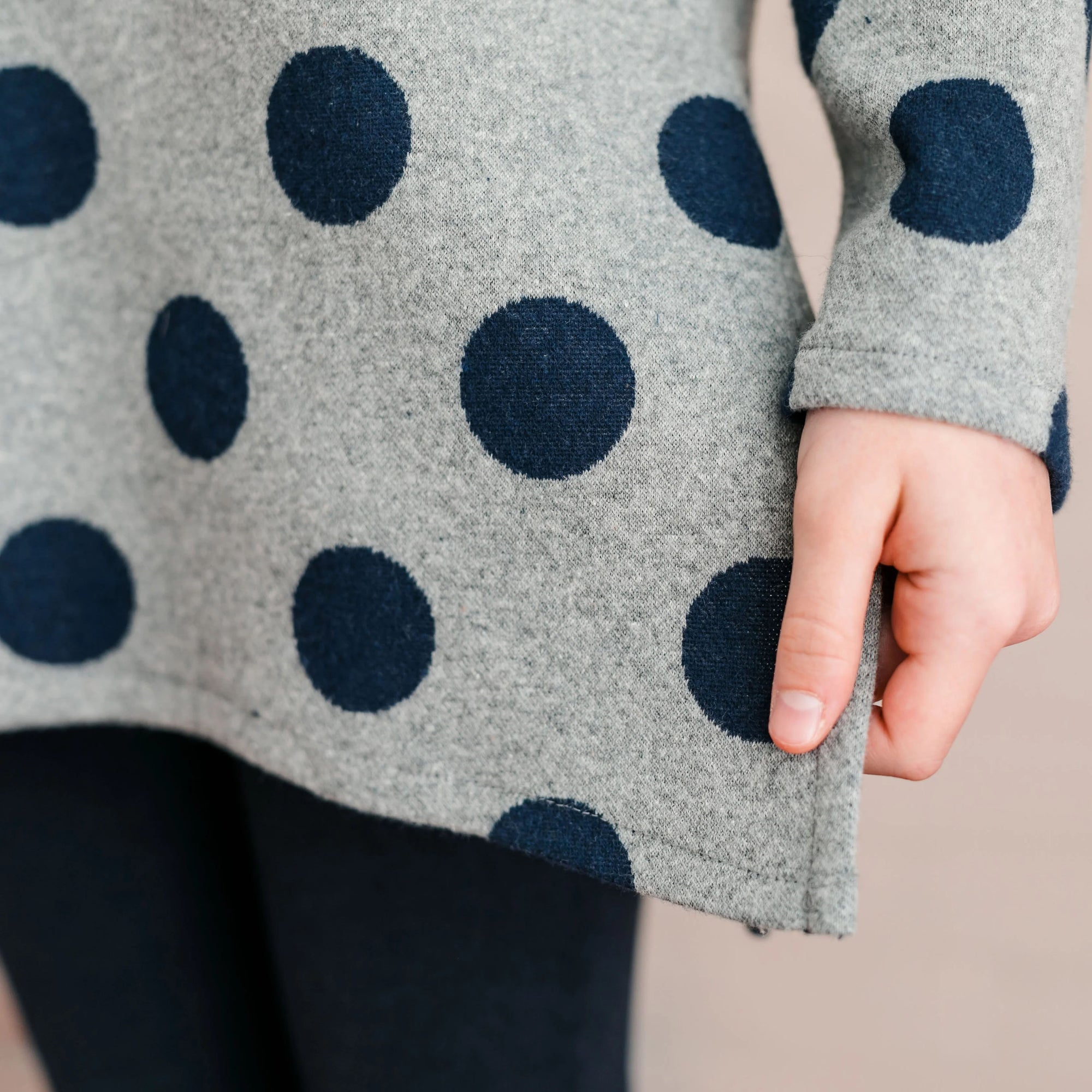 MAGLIA FANTASIA A POIS CON POMPON